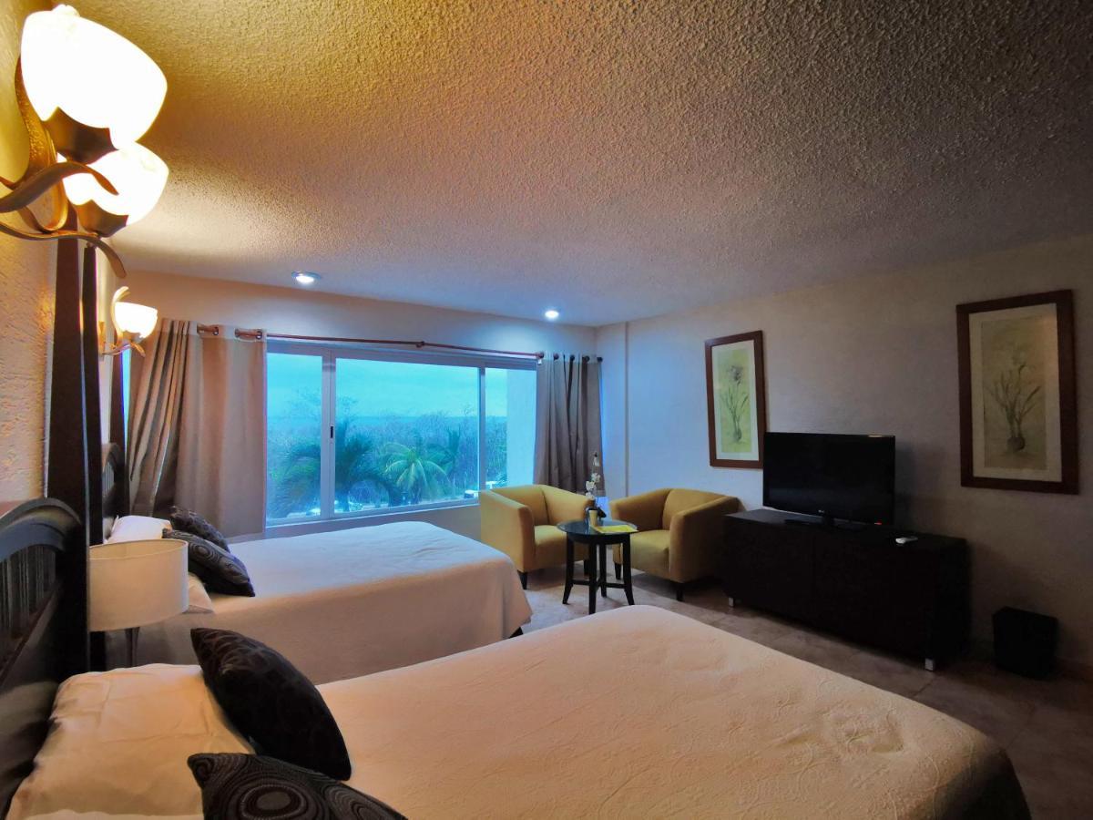 Brisas Beachfront Studios In Hotel Zone Cancún Eksteriør billede